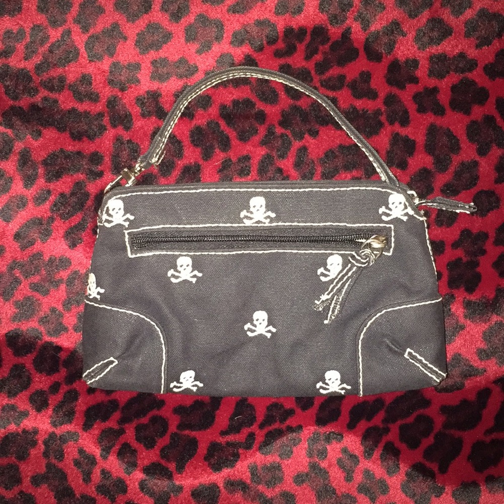 Cute black wristlet w/ skull & crossbones